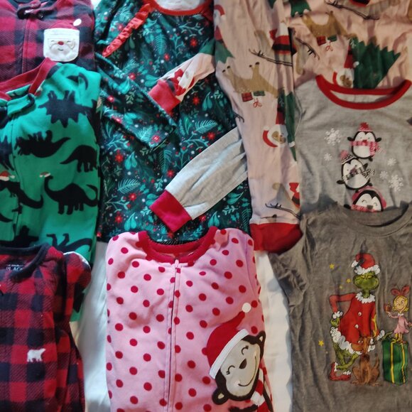 BIG LOT OF CLOTHES CHRISTMAS PAJAMAS TOPS FLEECE FOOTIES OLD NAVY~GIRLS SIZE 3T - Picture 3 of 4